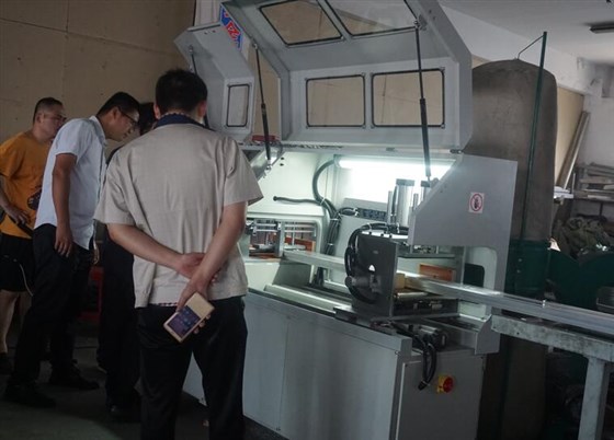 全自動(dòng)鋁型材切割機(jī)