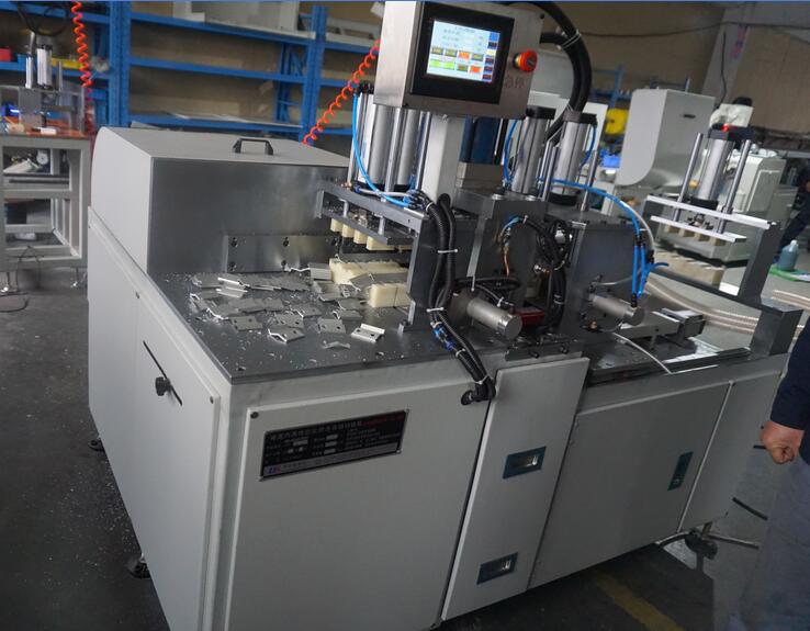 案例|太陽(yáng)能光伏邊/中壓塊沖孔鋸切，一臺(tái)沖切一體機(jī)搞定