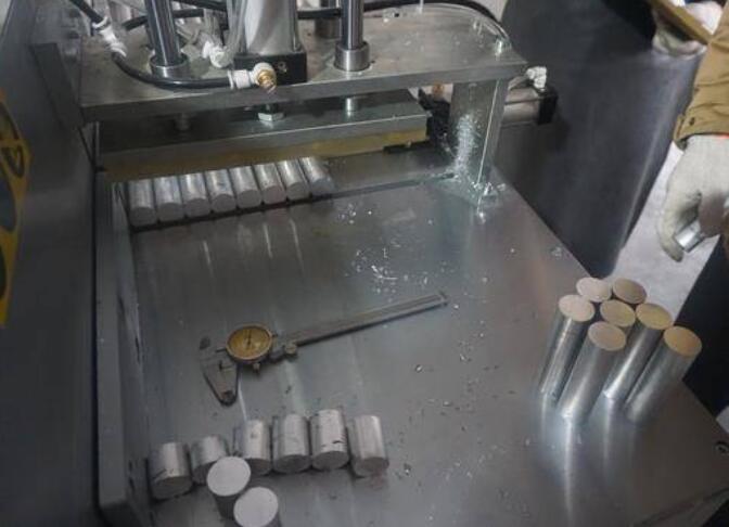 【上海】汽車(chē)零配件鋸切選擇鄧氏DS-A450-2全自動(dòng)鋸鋁機(jī)