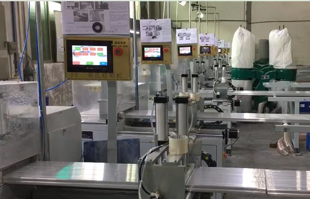 切鋁機(jī)客戶使用現(xiàn)場，8臺切鋁設(shè)備并切，3人操作